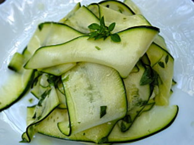 Courgettes marinées au basilic