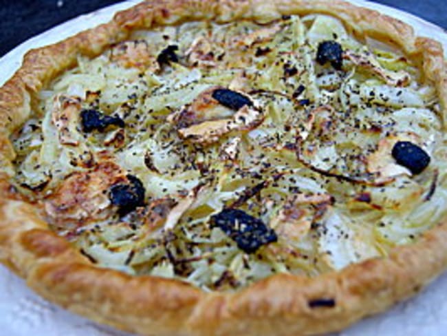 Tarte oignons, chèvre, olives noires