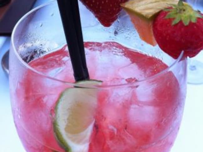 Voyez la vie en rose avec ce cocktail vin rosé et pastèque