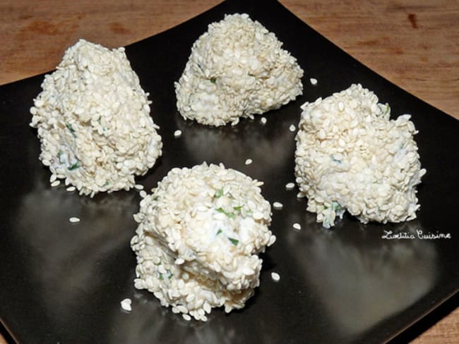 Boulettes de riz au fromage frais végétal et sésame