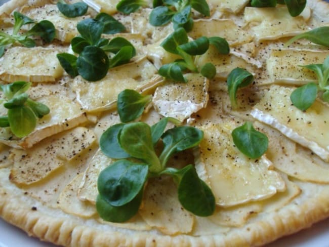 Tarte fine Pommes et Camembert sauce moutardée