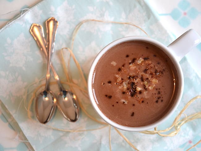 Chocolat chaud vegan au lait de coco, lait d'avoine, noix de pécan