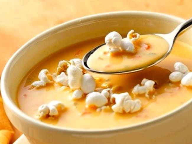 Velouté de lentilles corail et patate douce au curry, éclats de pop corn