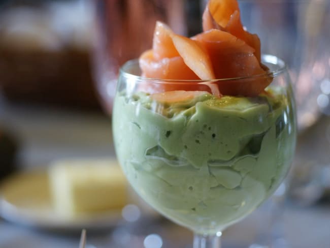 Verrines festives avocat au citron vert et saumon fumé