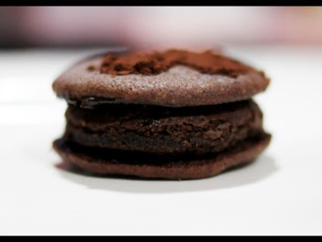 Biscuits fourrés au gâteau au chocolat