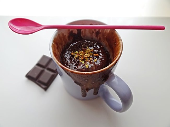Mug cake chocolat, cranberries et pistaches : un dessert minute au micro-ondes