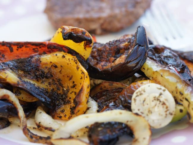 Poivrons, oignons et aubergines grillés au barbecue