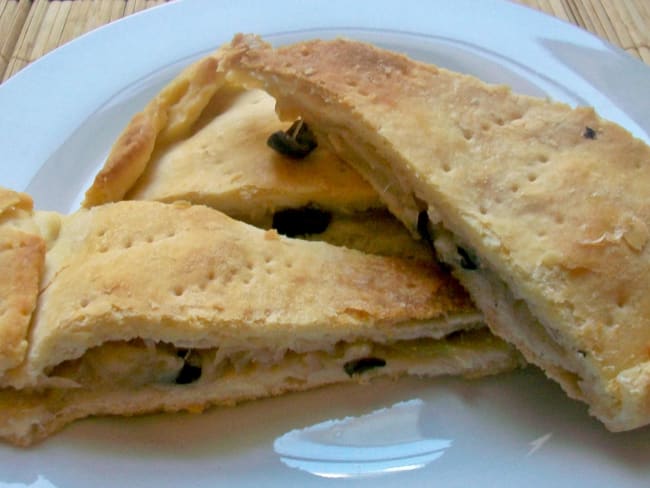 La focaccia fourrée aux oignons, câpres et olives noires