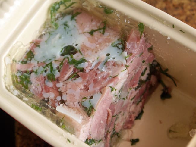 Terrine de porc en gelée ou jambon persillé de Bourgogne pour Pâques