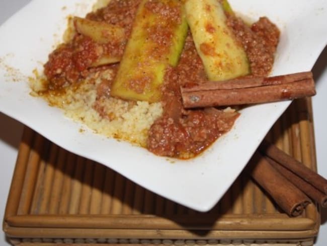 Semoule à la sauce tomate, boeuf et courgettes épicés