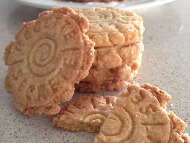 Les petits biscuits sablés à la noix de coco et à la cannelle