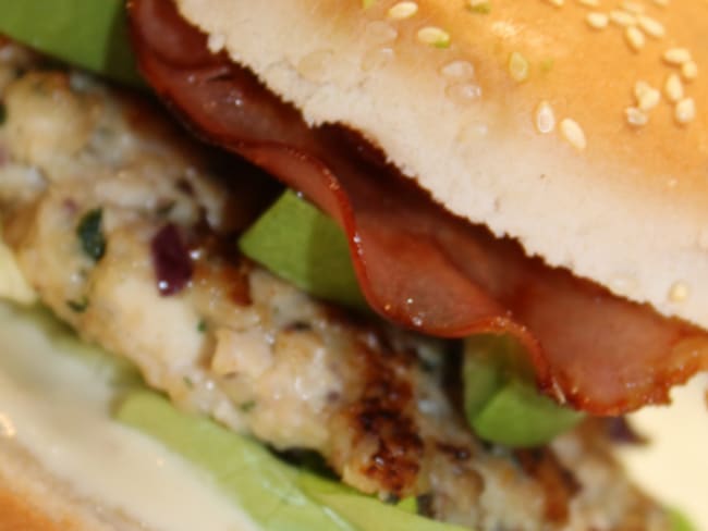 Burger poulet, bacon, avocat et raifort