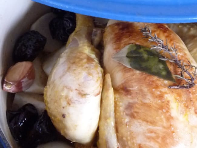 Poulet en cocotte aux navets et aux pruneaux