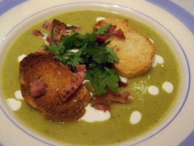 Soupe aux pois cassés lardons grillés croutons aillés