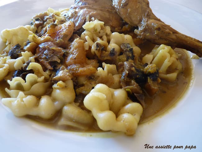 Lapin mijoté à la pâte de curry, champignons et fruits secs