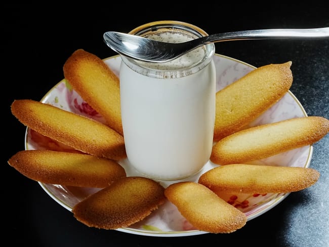 Assiette de langues de chat et yaourt maison