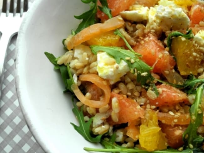 Salade de roquette et avoine aux agrumes, féta et truite fumée