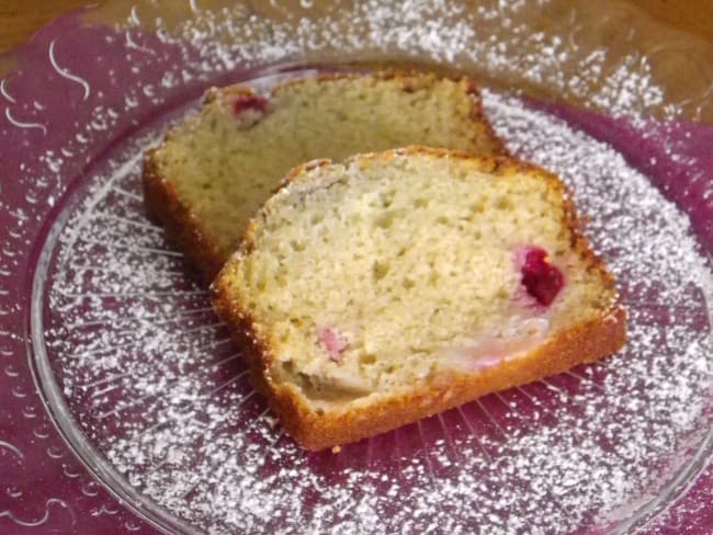 Cake aux litchis, griottes et à l'eau de rose