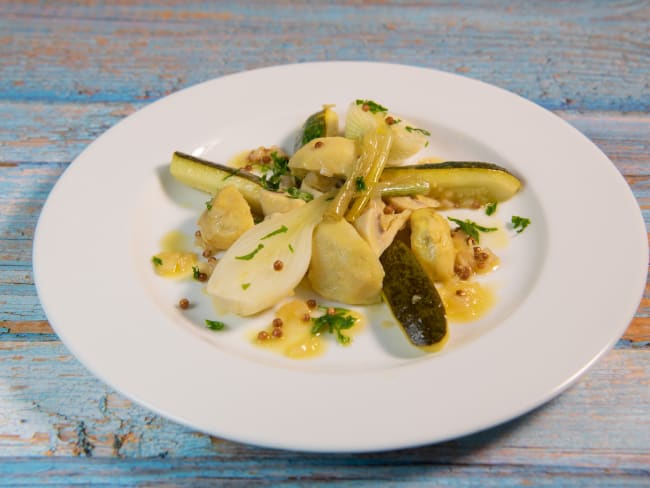 Assiette blanche de légume à la grecque sur bois teinté bleu