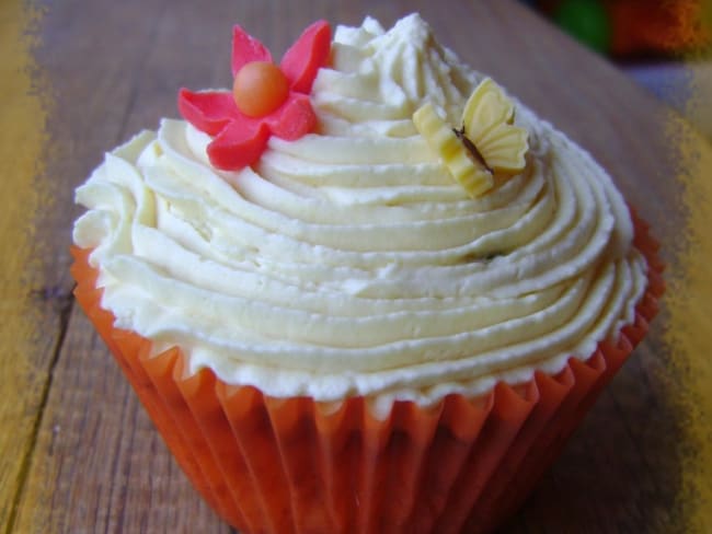 Cupcake vanille, coeur de mousse coco et mascarpone aux fruits de la passion et caramel