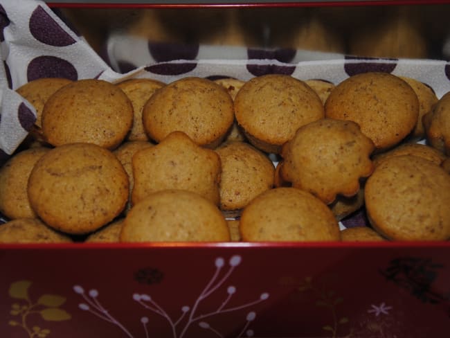 "Madeleines" à la noisette et à la gelée de pommes