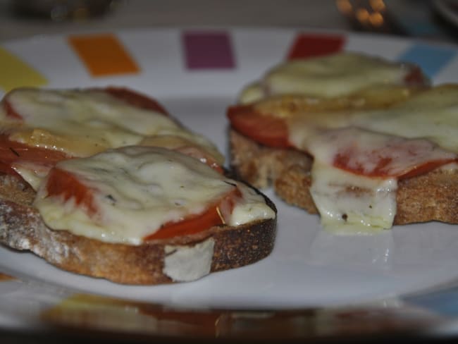 Tartines tomates et cantal