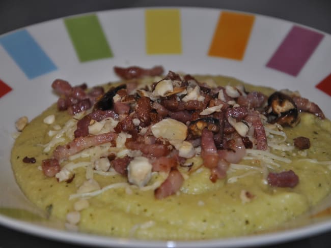 Purée de polenta à la courgette et aux noisettes