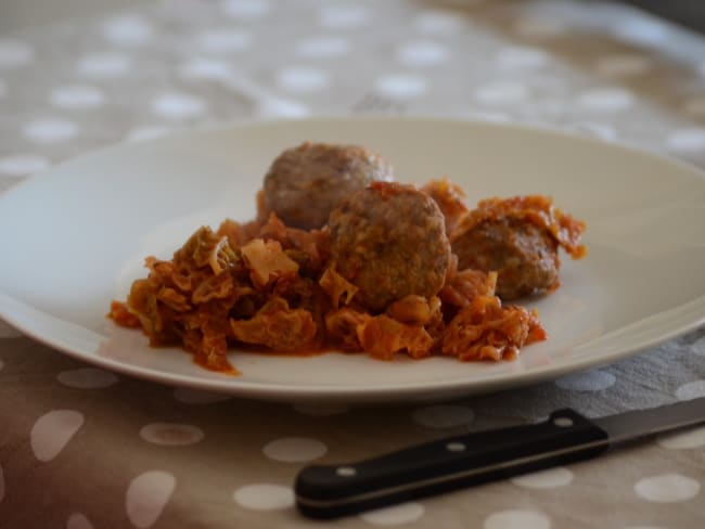 Chou vert à la tomate et boulettes de boeuf