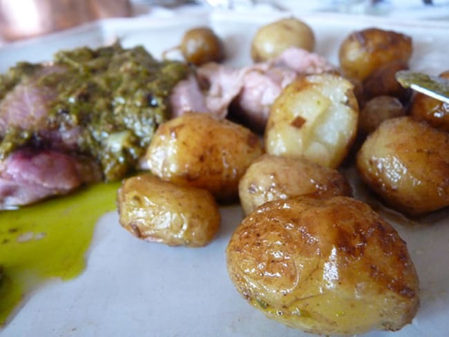 Selle d'agneau en croûte d'anchois-olives et sauce verte