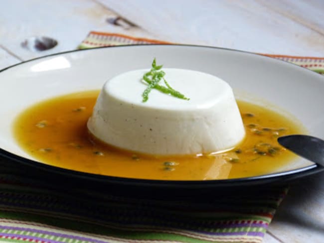 Panna cotta au lait fermenté, coulis de fruits de la passion