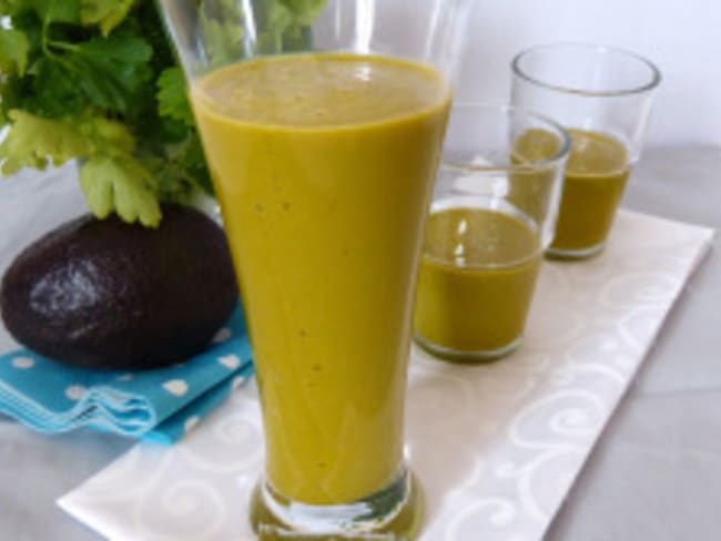 Smoothie d’avocat au jus de carottes et brocolis