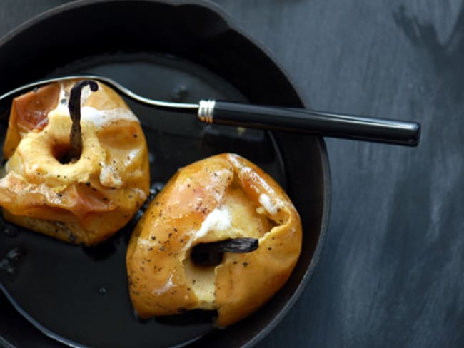 Pommes au four, brandy, érable et vanille pour le dessert