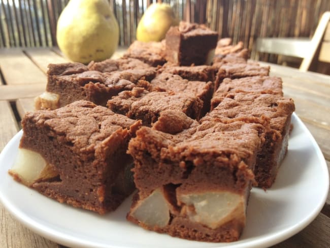 Le gâteau mousse au chocolat et aux poires