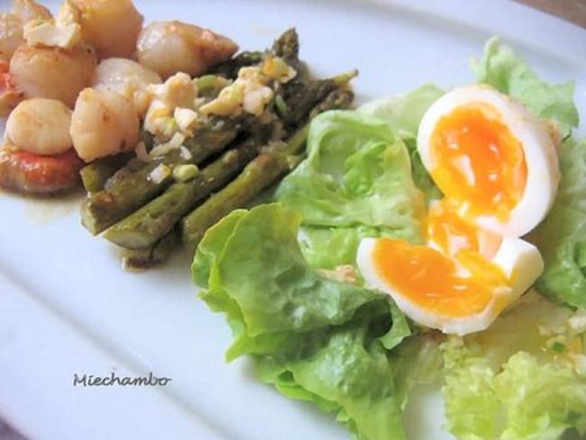 Noix de St Jacques Aux Asperges et Oeuf Mollet