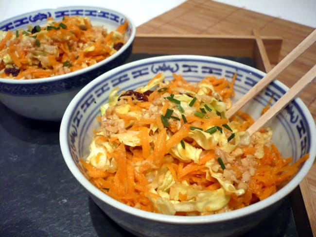 Salade de chou et de carotte, vinaigrette à la cacahuète