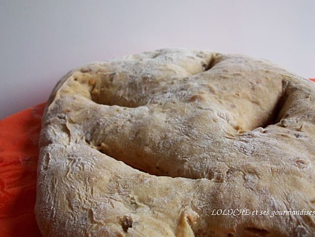 FOUGASSE AUX OIGNONS FRITS ET AUX OLIVES