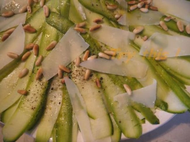 Carpaccio de courgettes, parmesan et pignons