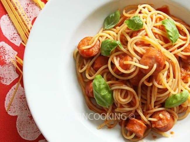 Spaghettis aux saucisses et à la sauce tomate marinara