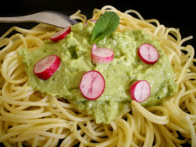 SPAGHETTI A LA CRèME DE PETITS POIS, MENTHE ET RADIS ROSES