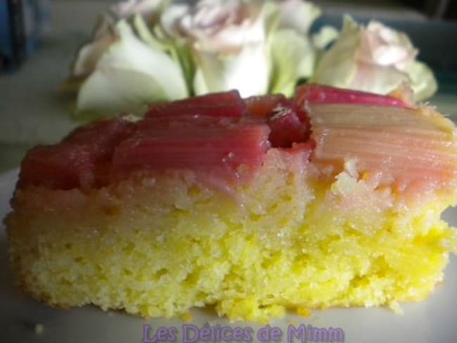 Gâteau renversé à la rhubarbe et aux amandes