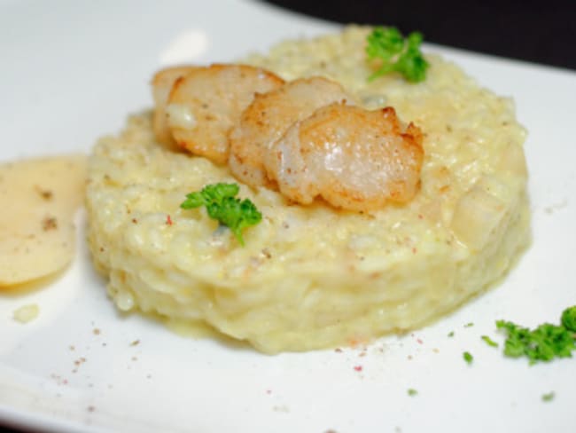 Noix de St Jacques sur risotto crémeux aux poires et gorgonzola