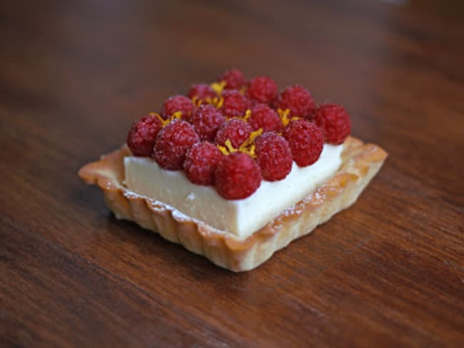 Tartelettes aux framboises et mousse au chocolat blanc et citronnelle