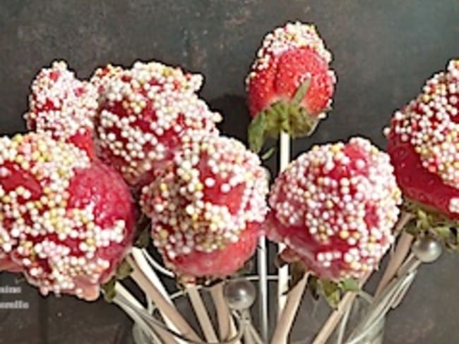 Sucettes de fraises et chocolat blanc