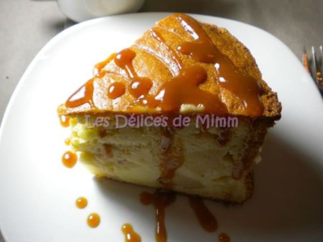 Gâteau aux pommes à la fève tonka et sa sauce caramel au beurre salé