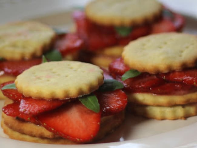 Sablés au gingembre, coulis de fraises et basilic