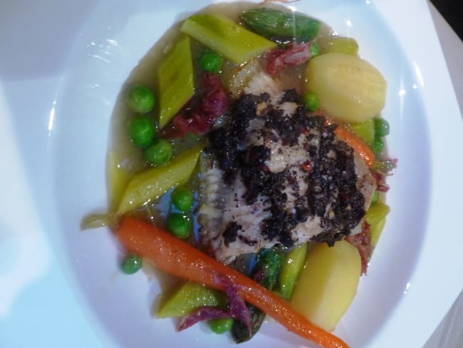 Turbot tartufo cuit sur l'arête, jus de fenouil, petits pois, carottes, asperges vertes et porc Noir de Bigore