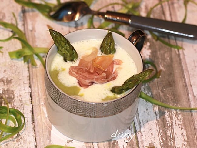 CRèME D’ASPERGES VERTES CORIANDRE ET JAMBON DE PARME