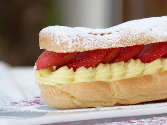 Eclairs à la crème à la vanille et fraises