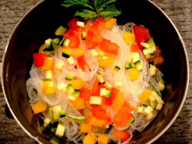 Salade de vermicelles de soja et dés de légumes crus