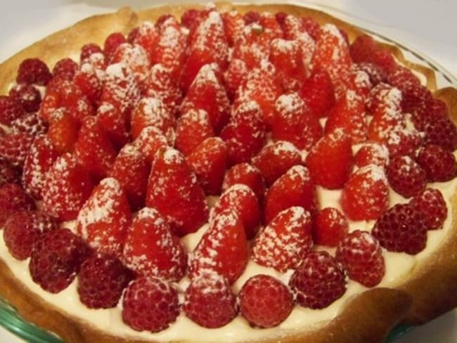 Tarte croustillante fraises framboises sur lit de mousse mascarpone